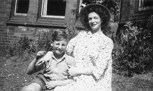 Джон Леннон с мамой Джулией