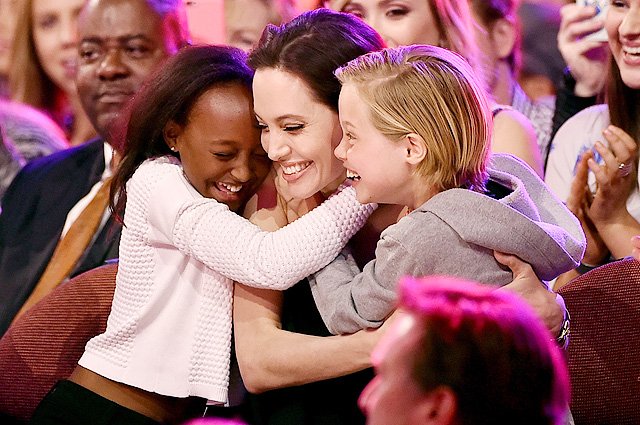 Анджелина Джоли с дочерьми Захарой и Шайло