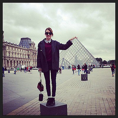 Эмма Робертс около Лувра