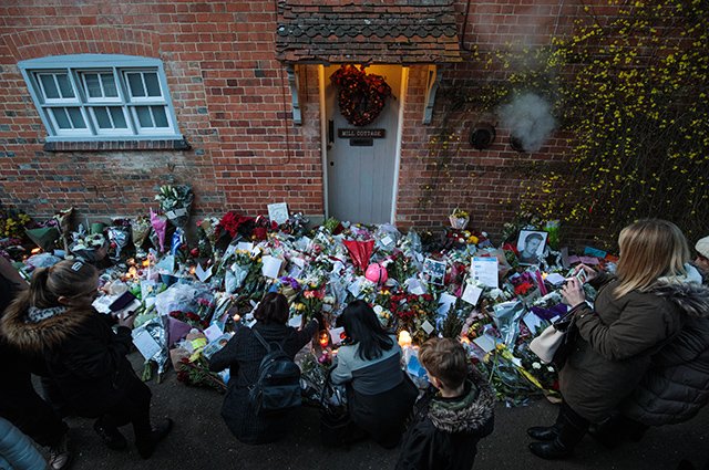 Люди несут цветы к дому Джорджа Майкла