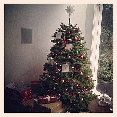 Рождественская елка в родительском доме Джареда Лето