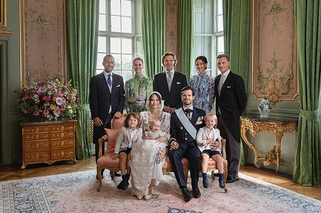 Принцесса София и принц Карл Филипп с детьми и крестными родителями младшего сына