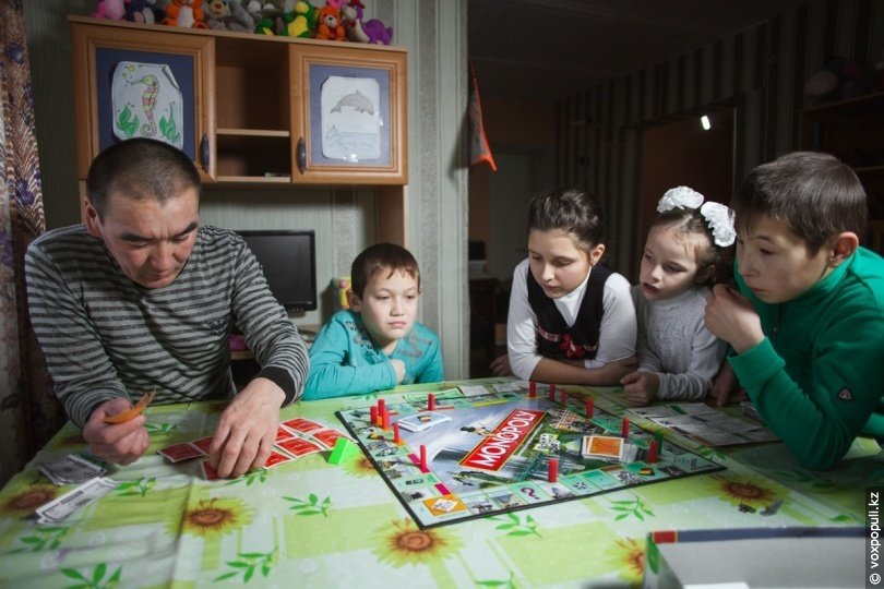 Семья Кабылбаевых играет в настольную игру «Монополия»