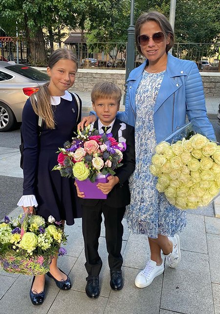 Юлия Барановская с дочерью Яной и сыном Арсением