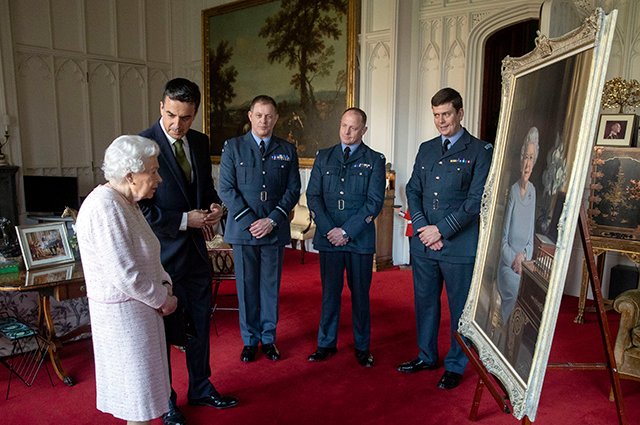 Королева Елизавета II с художником Стюартом Брауном и военными