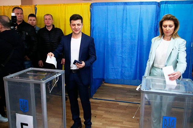 Владимир и Елена Зеленские на избирательном участке