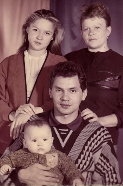 Ксения Шойгу с отцом, матерью и старшей сестрой Юлией