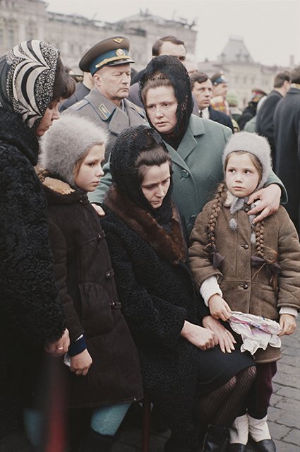 Валентина Гагарина с дочерьми на похоронах мужа