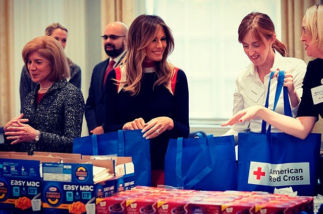 Мелания Трамп в штаб-квартире Красного Креста в Вашингтоне