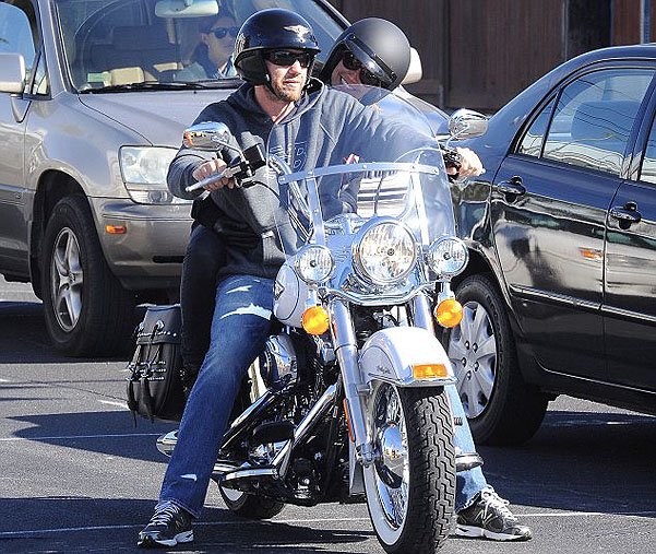 Хайди Клум на мотоцикле с телохранителем