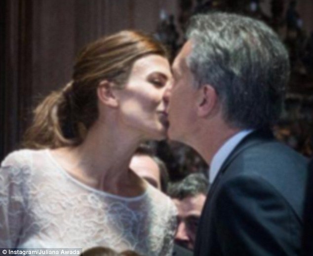 Влюбленная пара делится поцелуем на этой фотографии пары в день инаугурации, размещенной в Instagram 