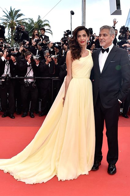Амаль Клуни в Versace и Джордж Клуни в 2016 году