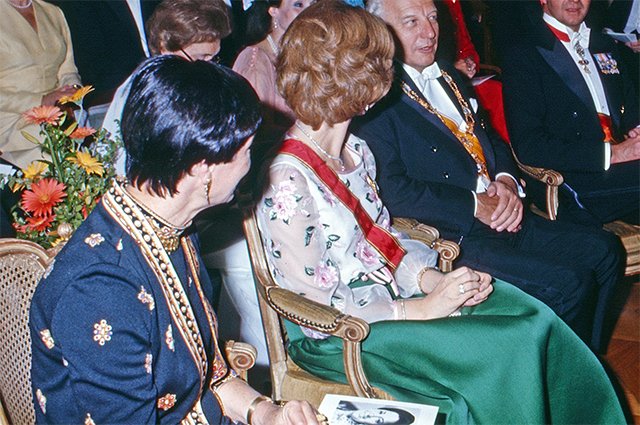 Королева София в том же платье Valentino в 1977 году