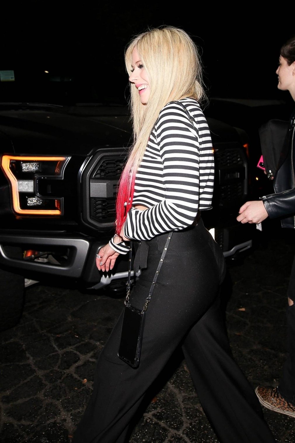 Avril Lavigne 2021 : Avril Lavigne – seen leaving The Roxy in Hollywood, California-09