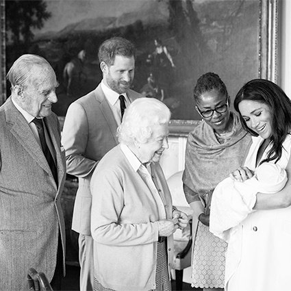 Принц Филипп, принц Гарри, королева Елизавета II, Дориан Редлан и Меган Маркл с сыном Арчи