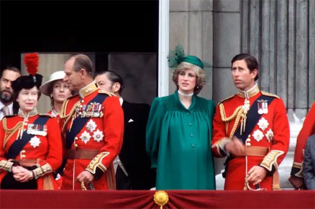 Королева Елизавета II, принц Филипп, принцесса Диана и принц Чарльз
