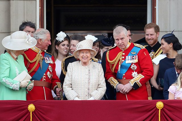 Герцогиня Камилла, принц Чарльз, королева Елизавета II, принц Эндрю, принц Гарри, Меган Маркл и другие