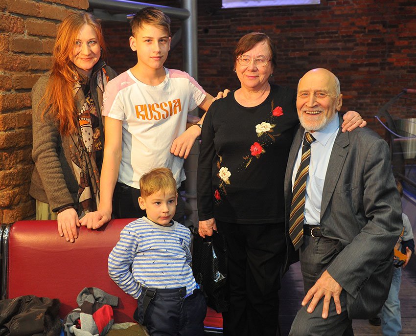 Николай Дроздов с женой Татьяной, дочерью Еленой и внуками. 2016 год.