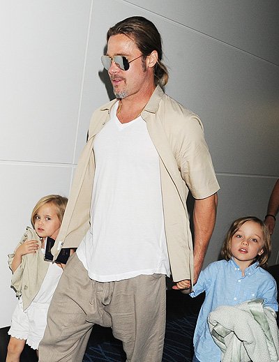 Аджелина Джоли и Брэд Питт с детьми покидают Токио 3