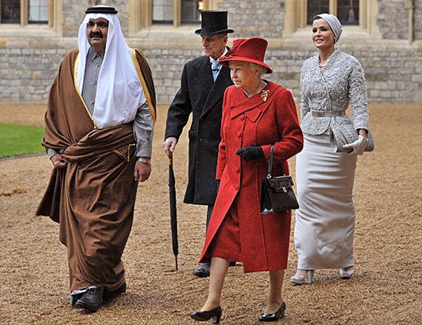 Королева Елизавета II  c новыми хозяевами Дома Valentino - катарским эмиром Хамадом Бен Халиф Аль Тани и его женой Шейхой Мозой Насер Аль-Миснед