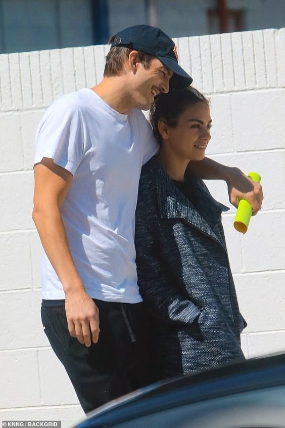Mila Kunis and Ashton Kutcher pack on the PDA while walking arm in arm through Los Angeles | Daily Mail Online