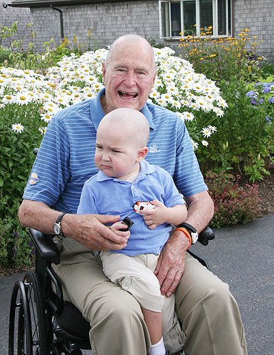 Джордж Буш старший побрился налысо ради двухлетнего мальчика, больного раком