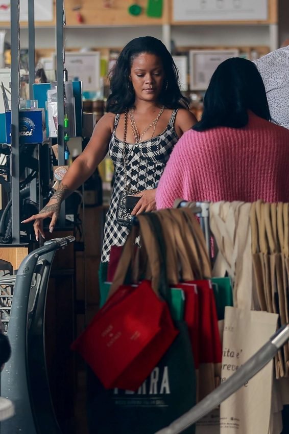 Rihanna 2019 : Rihanna â Out grocery shopping in Los Angeles-03