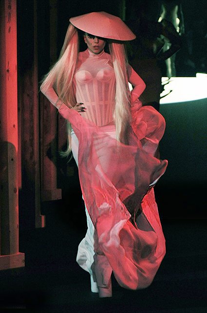 Леди Гага на показе Mugler осень-зима — 2011/2012