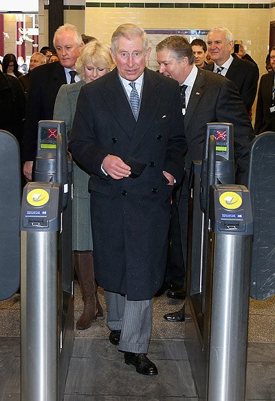 Герцогиня Камилла и принц Чарльз спустились в метро впервые за 33 года