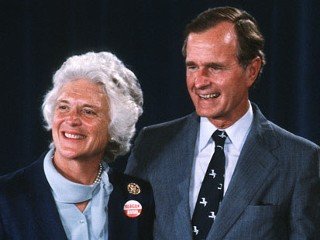 Жена джорджа буша старшего. Джордж Буш старший с женой. Жена Джорджа Буша. Буш старший с Барбарой в молодости. Джордж Буш семья.