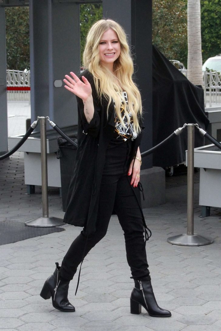Avril Lavigne on Extra in Universal City -03