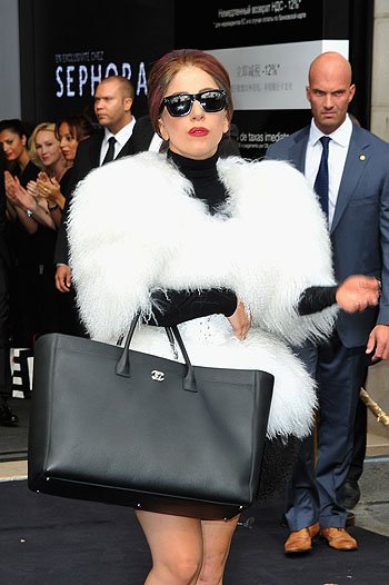 Леди Гага в Париже у бутика Sephora