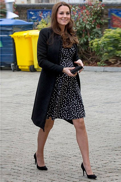 Кейт Миддлтон (платье Asos за 28 долларов, пальто авторства личного портного, туфли Stuart Weitzman, клатч Mulberry)