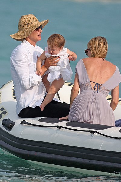  Ума Турман с семьей отдыхает на яхте в Сен-Тропе