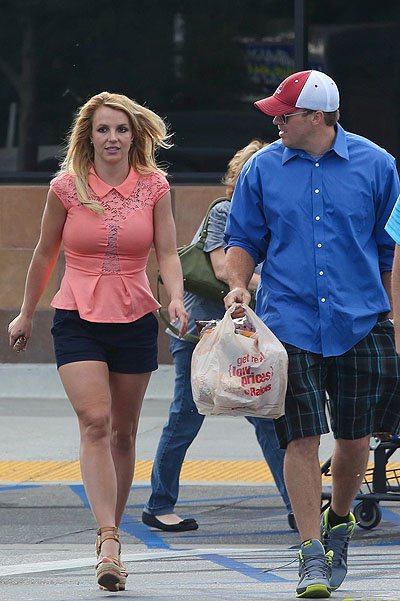 Бритни Спирс и Дэвид Лукадо в супермаркете
