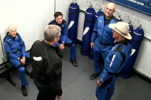 Уолли Фанк, Оливер Дэймен, Марк и Джефф Безосы перед полетом в космос
