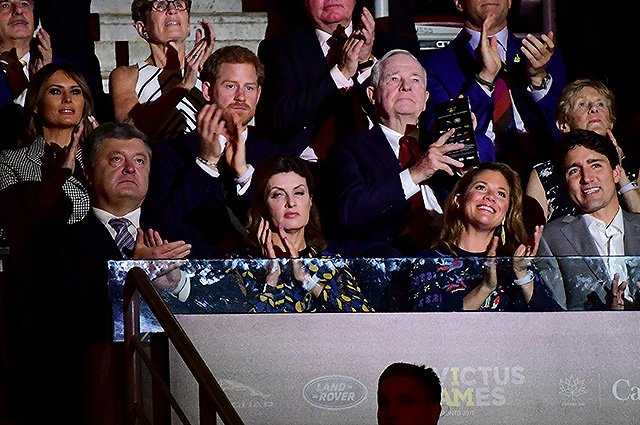 Мелания Трамп, принц Гарри, Дэвид Джонсон с супругой Шарон, Петр Порошенко с супругой Мариной, Джастин Трюдо с супругой Софи Грегуар