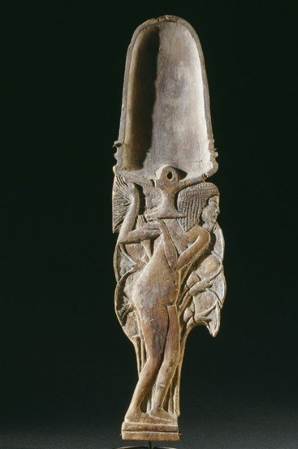 Эта косметическая ложка, вырезанная в виде молодой женщины в зарослях папируса, поддерживающей сосуд, использовалась в Древнем Египте примерно в 1375 году до нашей эры